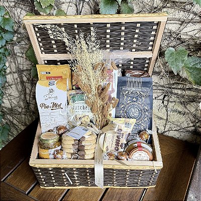 Cesta de Café da Manhã Gourmet com Café e Doces