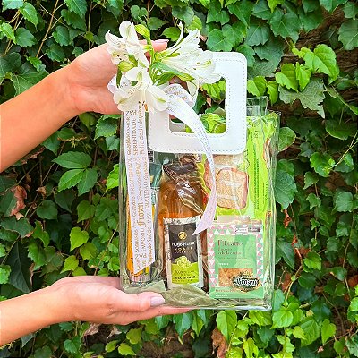Cesta Presente com Flores, Suco e Delícias Gourmet