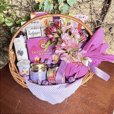 Cesta com Flores, Chá e Delícias Gourmet