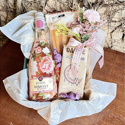 Cesta Delicada com Frisante Rosé e Flores