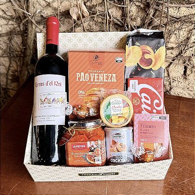 Cesta Gourmet com Vinho Tinto e Aperitivos