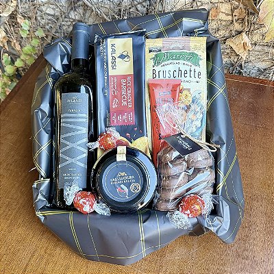 Cesta Presente Gourmet com Vinho, Bruschettas e Petiscos Especiais