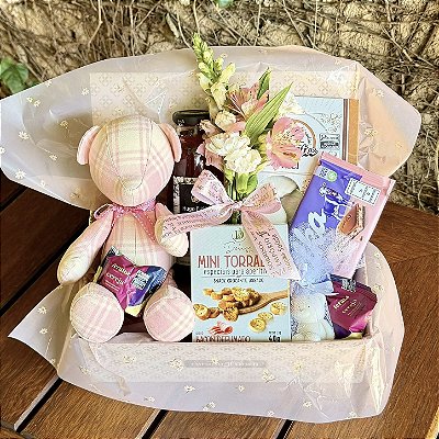 Cesta Presente Feminina com Flores Naturais, Pelúcia e Chocolates