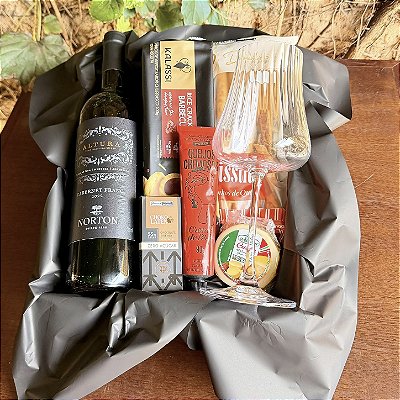 Cesta Presente com Vinho, Queijos e Petiscos Gourmet