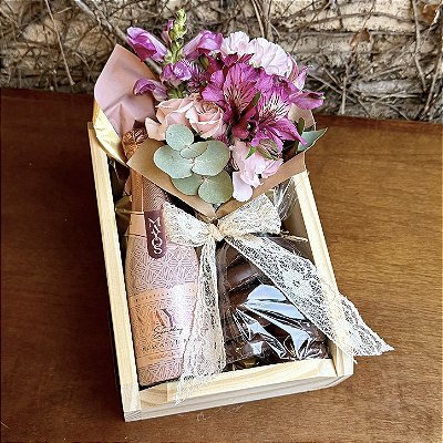 Cesta Presente com Espumante Rosé, Flores Naturais e Chocolates
