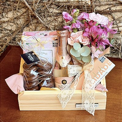 Cesta Presente com Espumante Rosé, Flores Naturais e Chocolates Gourmet