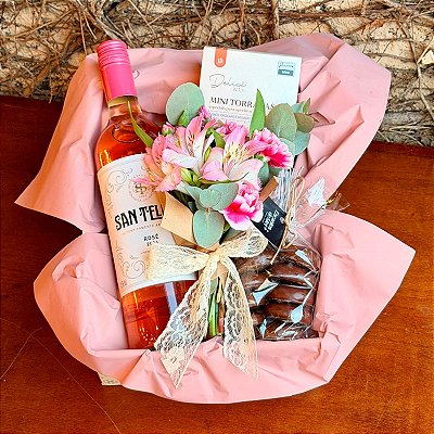 Cesta Presente com Vinho Rosé, Flores Naturais e Chocolates