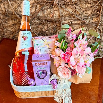 Cesta Presente Premium com Vinho Rosé, Flores Naturais e Chocolates
