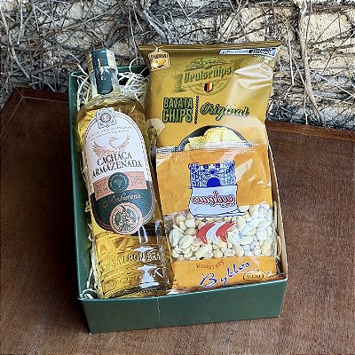 Cesta com Cachaça Premium Armazenada e Petiscos Gourmet