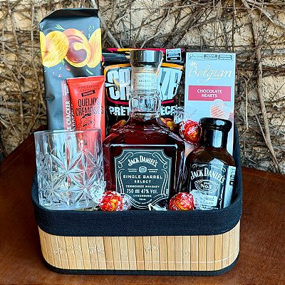 Cesta Premium com Whisky, Molho Especial e Petiscos Gourmet