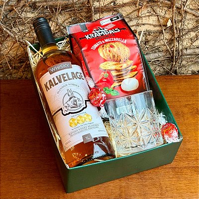 Cesta Presente com Whisky, Copo e Petiscos Gourmet