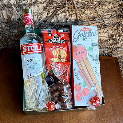 Cesta com Vodka e Aperitivos Gourmet