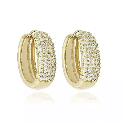 Brinco Argola Média Oval Cravejada Zircônias Folheado a Ouro 18K