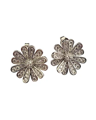 Brinco Médio Flor Cravejada com Zircônias Folheado Ródio Branco