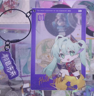 MOEYU - PINGENTE ACRÍLICO ESTILO CHIBI (Q-VERSÃO) -  “DESCOBERTA DIMENSIONAL”