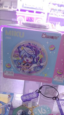 MOEYU - BROCHE COMEMORATIVO -  SÉRIE “REFLEXO: RETRÔ E FUTURO”