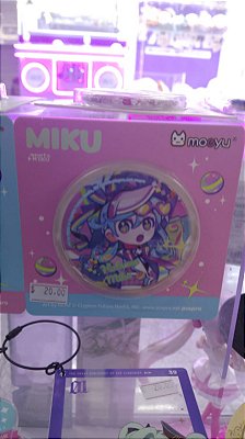 MOEYU - BROCHE COMEMORATIVO -  SÉRIE “REFLEXO: RETRÔ E FUTURO”