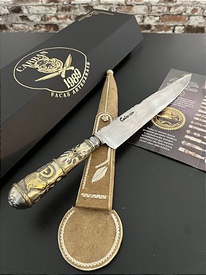 Faca Artesanal Forjada Símbolo ABCC em Alpaca Cinzelada – Aço Carbono 10 Pol.