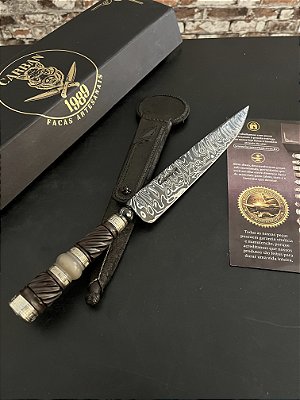 Faca Artesanal Damasco Botão Integral 9” Padrão Arkansas Cabo em Imbuia e Chifre Bovino