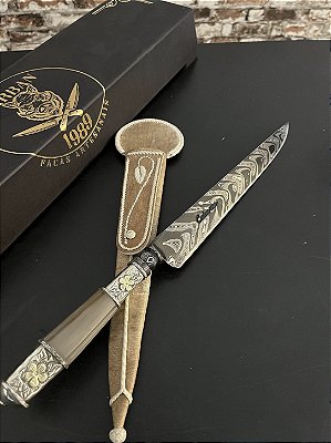 Faca Artesanal Damasco 9,5” Botão Integral Padrão Arrowhead Cabo em Chifre Bovino