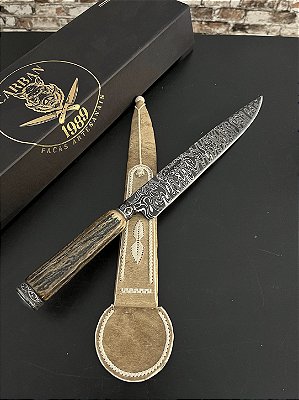 Faca Artesanal Damasco 10” Botão Integral Padrão Arkansas Cabo em Chifre de Cervo Axis
