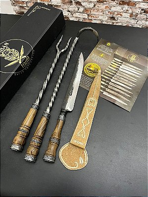 Conjunto Parrilheiro Artesanal Brutforged em Aço Carbono – Faca 9”, Garfo e Virador Forjados