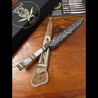 Linha Imperial – Faca Artesanal Damasco Mocobono 9” Cabo em Madre-Pérola com Prata e Ouro