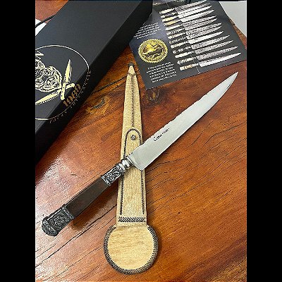 Faca Artesanal Forjada 10” em Aço Carbono 5160 Cabo em Madeira com Adornos em Zamak