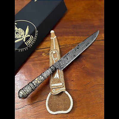 Faca Artesanal em Aço Damasco 10” Padrão Torcido Cabo em Alpaca Cinzelada com Detalhes em Ouro