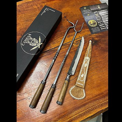 Conjunto Parrilleiro Artesanal em Aço Carbono Brutforged 10 Polegadas com Cabo em Madeira Guajuvira e Zamak