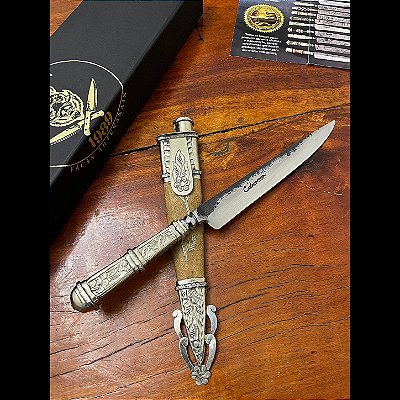 Faca Artesanal Picassa 8 Polegadas em Aço Carbono Brutforged com Cabo em Alpaca Cinzelada Esculpida à Mão