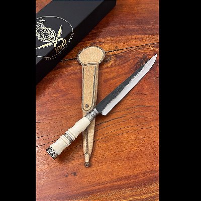 Faca Artesanal Forjada em Aço Carbono Brutforged 9 Polegadas com Cabo em Osso Torneado e Alpaca