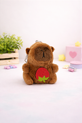 Chaveiro Capivara de Pelúcia com Morango Fofo Kawaii – Acessório Cute Bolsa e Mochila