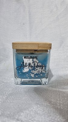 Vela Aromática Cascas & Folhas 95g – Vidro Quadrado com Tampa de Madeira