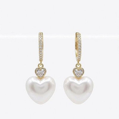Brinco argola articulada cravejada com pingente de coração em madrepérola com banho ouro 18k ou prata