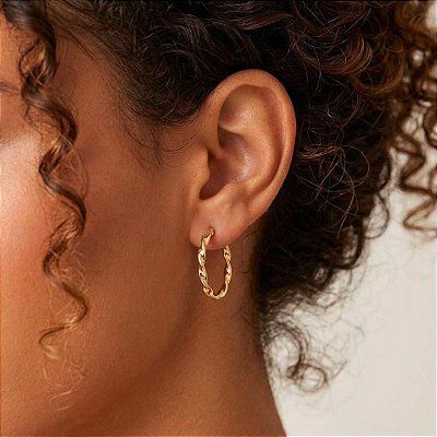 Brinco Argola Torcida 2,5mm Banho Ouro 18k