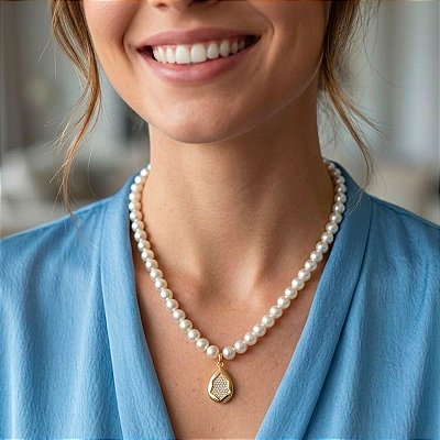Colar Pérolas Shell e Pingente Cravejado Banho Ouro 18k
