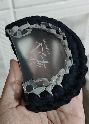 TAPA-ERVA ARTESANAL EM CROCHÊ E ACRÍLICO RAÍZES