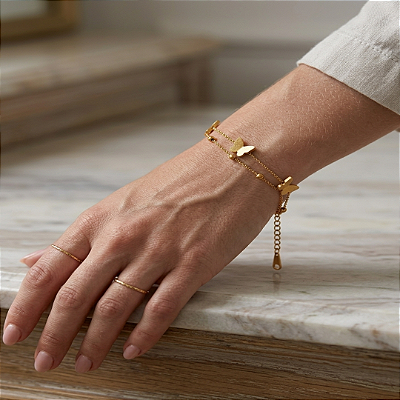 Pulseira Dupla Corrente Esfera e Pingente Borboleta Jateada Aço Dourado 316L⭐️