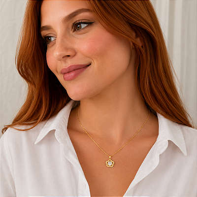 Colar Pingente Flor Cravejada Cristal Aço Dourado 316L⭐️