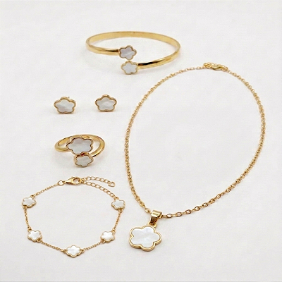 Conjunto Flor Branca Resinado Aço Dourado 316L⭐️ 5 Peças
