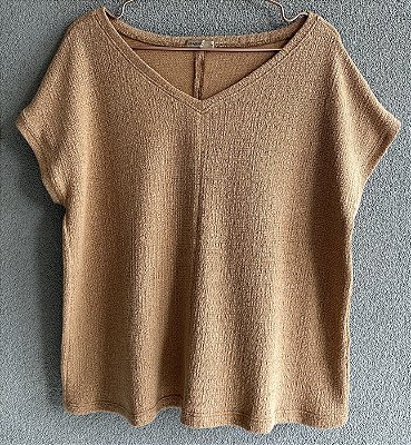 Blusa em tricot com recortes frente e trás