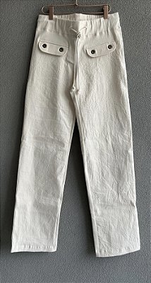Calça reta de Sarja com efeito amassado detalhe bolso frontal