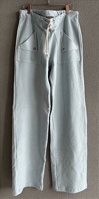 Calça de Moletom com bolso envelope e cordão