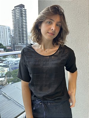 Blusa gola redonda em crepe quadriculado