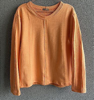 Blusa manga longa com recortes e acabamento para fora