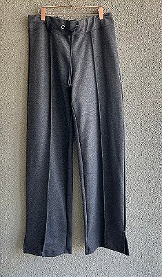 Calça moletom algodão com vinco na frente e fenda na barra