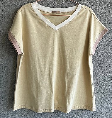 Blusa conforto malha de algodão gola V cru manga bege