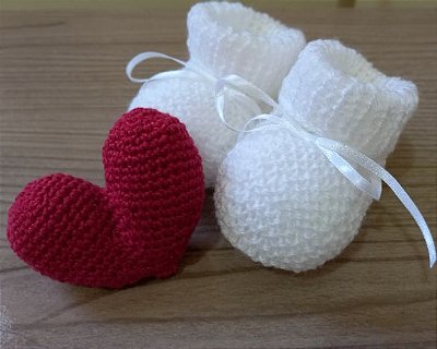 Kit Presente – Sapatinho Branco Com Amigurumi De Coração Vermelho E Caixa Branca Com Laço De Cetim