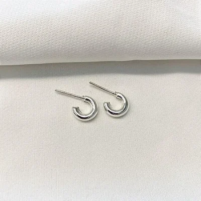 Brinco Mini Argola em Caixa em Prata Branca